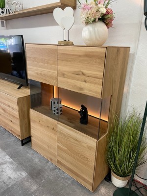 Wohnzimmerprogramm-Highboard-LEDRckwand-MadeinGermany-Wildeiche-Massivholz
