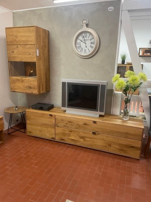 Wohnzimmerprogramm-Massivholz-Hangevitrine-TVBoard-Wildeiche