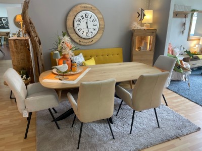 Esstisch-Bootsform-Sthle-Highboard-Wanduhr-Tischlaufer-Weinstander