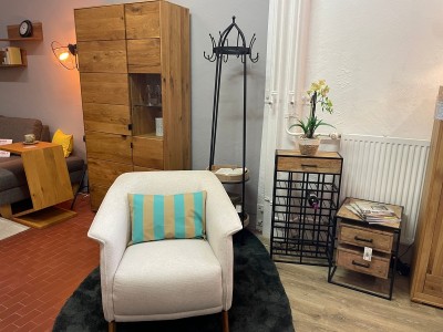 Weinregal-Kommode-Vitrine-Sessel-Teppich