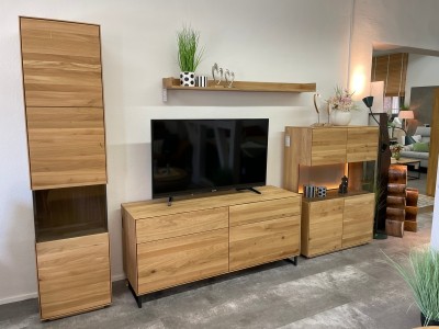 Wohnzimmerprogramm-MadeInGermany-Vitrine-TVBoard-Highboard-LEDRckwand-Massivholz