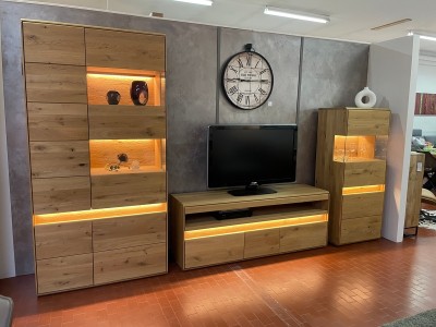 Wohnzimmerprogramm-Vollholz-LED-Beleuchtung-TVBoard-Vitrine-Highboard-Wanduhr