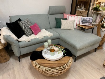 Sofa-SofamitFunktion-Couchtisch-Kissen-Dekoration-Kerzen-Beistelltisch-Windlicht
