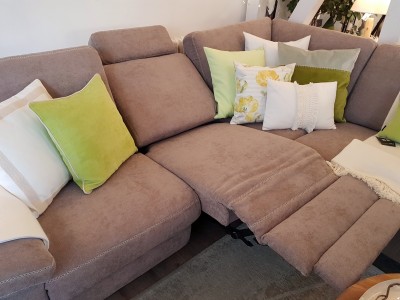 Couch-grau-Stoff-Kossen-grn-wei