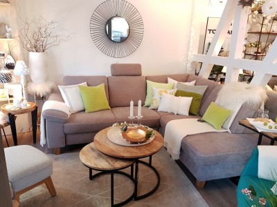 Wandobject-silber-couch-grau-Stoff-Chouchtisch-Metallbeine-schwarz-Kissen-bunt-Decke-Fell