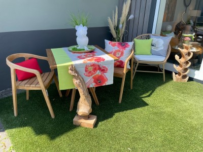 OutdoorTischgruppe-Teakholz-massiv-Weinstander-Korbsessel-Outdoorkissen