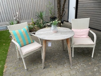 Teaktisch-rund-Sthle-Geflechtsthle-Outdoorkissen