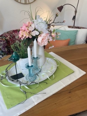 Tischgedeck-Dekoblume-Vase-Kerzen-Kerzenhalter-Tischlaufer-Stehleuchte