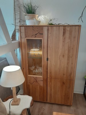wildeiche-schrank-beleuchtung
