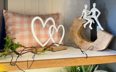 skulptur-weiss-holz-herz-kissen-karo