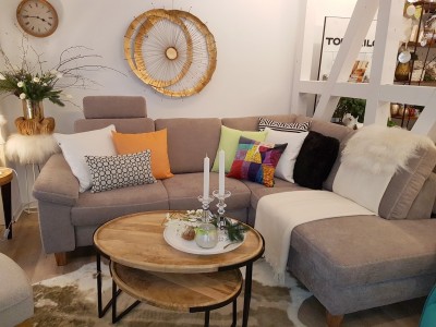 Sofa-Deko-Sofatisch-Kerzen-Kissen-Wohntrend-BadKissingen