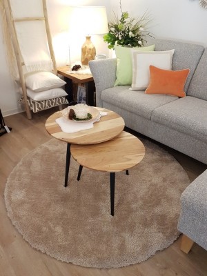Couchtisch-Massivholz-Teppich-grau-Couch-Kissen
