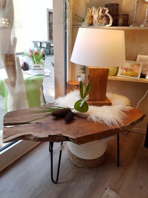 Lampe-Lampenschirm-wei-Couchtisch-Fell