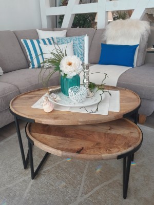 tisch-set-oval-mangoholz-teller-weiss-vase-tuerkis
