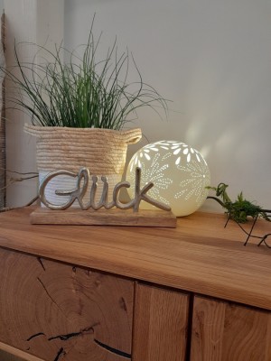 glueck-lampe-weiss-gras-