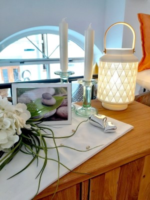 lampe-weiss-porzellan-holzgriff