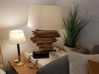 Tischlampe-Unikat-Treibholz-Teak-Lampenschirm-wollweiss